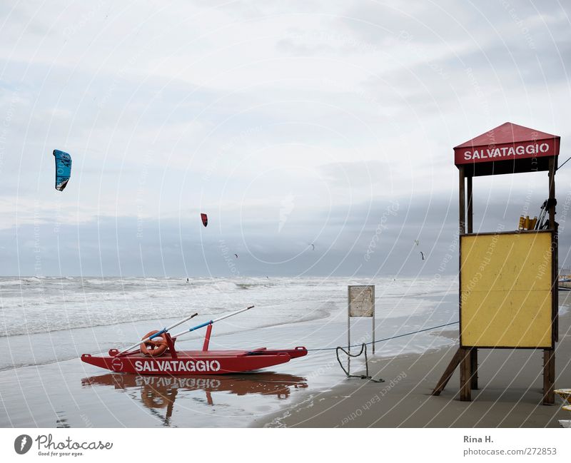 Salvataggio Ferien & Urlaub & Reisen Sommerurlaub Strand Meer Wellen Wassersport Surfen Kiting Himmel Gewitterwolken Horizont Klima schlechtes Wetter Wind Sturm