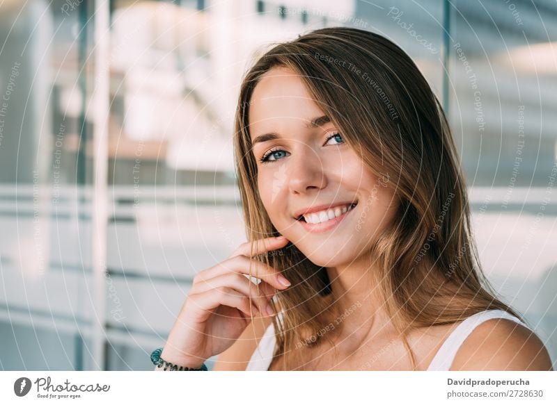 Nahaufnahme des Porträts einer schönen jungen Frau blond Lächeln Glück schließen Gesicht nach oben Mädchen Einsamkeit weiß Jugendliche Fürsorge Beautyfotografie