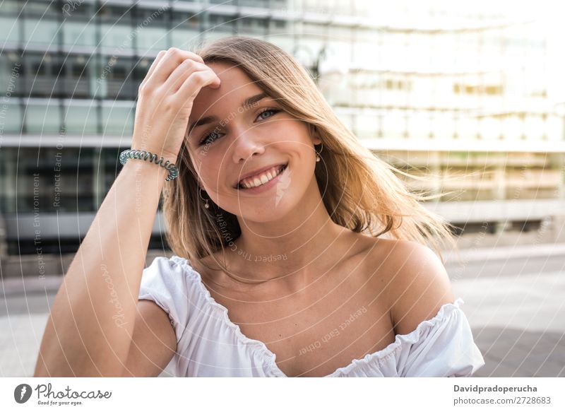 Nahaufnahme des Porträts einer schönen jungen Frau blond Lächeln Glück schließen Gesicht nach oben Mädchen Einsamkeit weiß Jugendliche Fürsorge Beautyfotografie