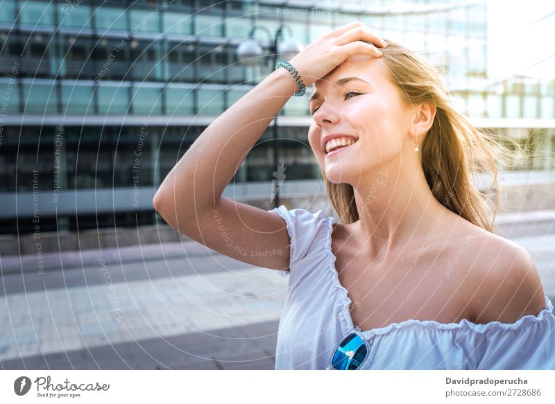 Porträt einer glücklich schönen jungen Frau blond Lächeln Mode Sommer-Modell Glück Sonnenbrille rot Jugendliche stehen Gesicht Mädchen Einsamkeit weiß Lifestyle