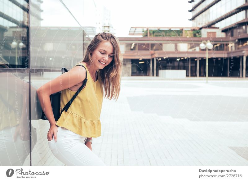 Fröhlich schöne junge Frau Schüler blond Lächeln Mode Sommer-Modell Glück Rucksack gelb Jugendliche stehen Gesicht Mädchen Einsamkeit Porträt weiß Lifestyle