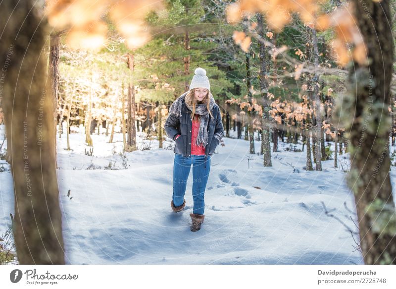Junge schöne Frau im Winter im Schnee Jugendliche Glück blond Mädchen Kaukasier Erwachsene Mode laufen Haut Außenaufnahme Porträt Luft Mensch Natur Bekleidung