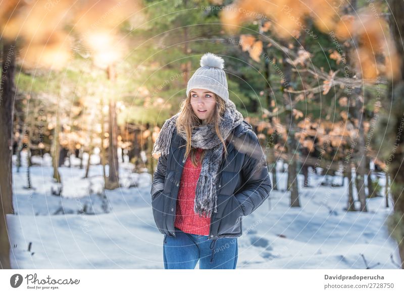 Porträt Junge hübsche Frau im Winter im Schnee Jugendliche Glück blond Nahaufnahme schön Mädchen Kaukasier Erwachsene Mode Haut Außenaufnahme Luft Mensch Natur
