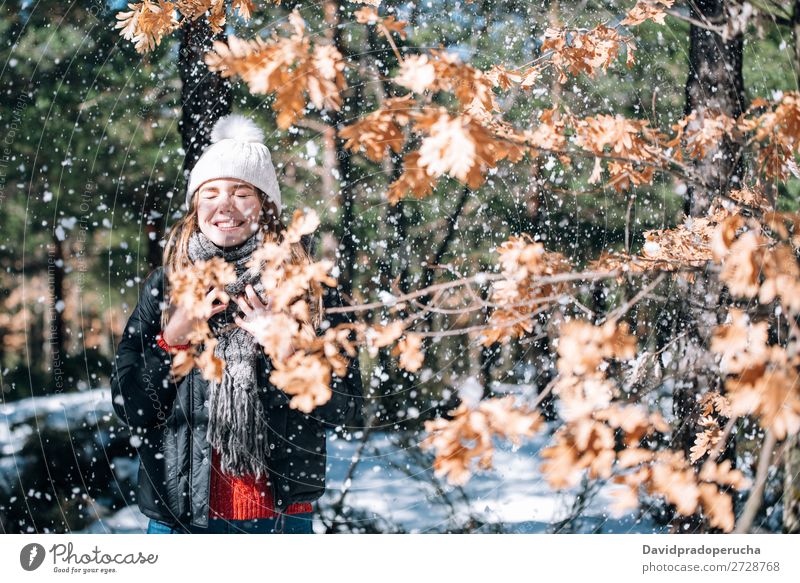 Porträt Junge hübsche Frau beim Genießen und Spielen mit Schnee im Winter genießend Spaß haben Jugendliche Glück blond Nahaufnahme schön Mädchen Kaukasier