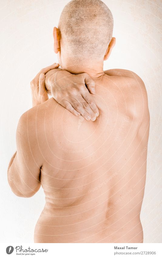 Mann mit Brustwirbel- oder Trapezmuskelschmerzen Körper Gesundheitswesen Krankheit Medikament Massage Mensch Erwachsene Hand muskulös Schmerz Stress Neuralgie
