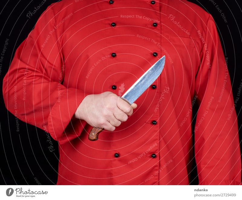 Küchenchef in roter Uniform mit einem Küchenmesser Messer Restaurant Beruf Koch Mensch Mann Erwachsene Hand Stahl stehen schwarz Klinge Kaukasier zerkleinernd