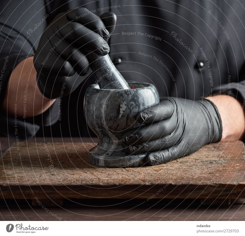 Koch in schwarzen Latexhandschuhen Kräuter & Gewürze Tisch Küche Arbeit & Erwerbstätigkeit Werkzeug Mensch Mann Erwachsene Hand Handschuhe Stein Holz machen