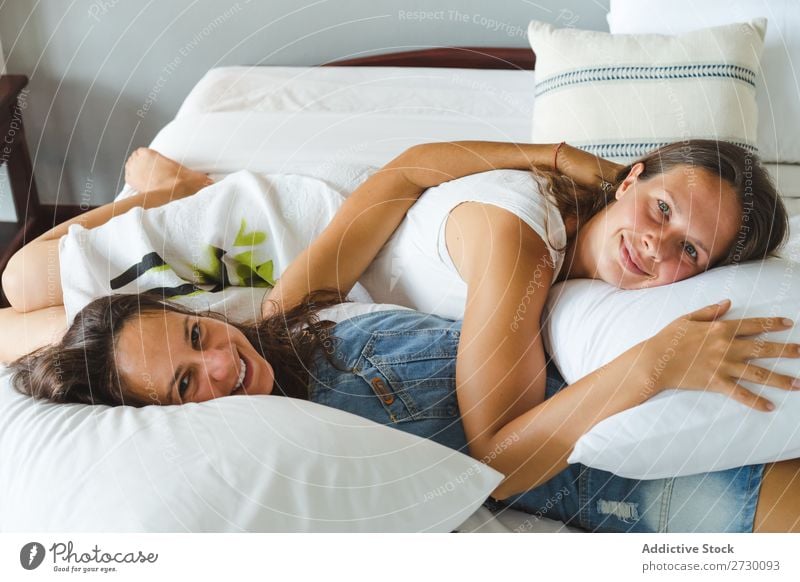 Glückliche homosexuelle Frauen Paar auf dem Bett Homosexualität Liebe lügen Lächeln Freundin Partnerschaft Mensch schön Zusammensein romantisch heimwärts
