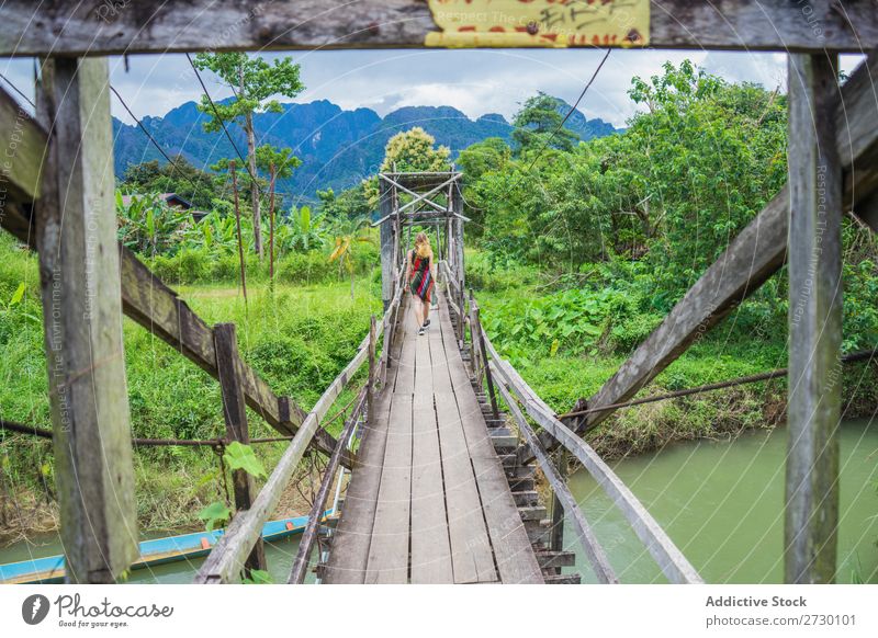 Frau, die auf einer Holzbrücke geht. Urwald Brücke erhängen Landschaft Natur Ferien & Urlaub & Reisen Wald tropisch Mysterium Steg Fußweg romantisch
