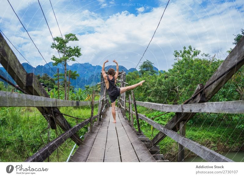 Meditierender Mann auf der Brücke Handstand Urwald Leistung exotisch Sport Aktion Tourismus Natur Training Gesundheit Ferien & Urlaub & Reisen Lebensfreude