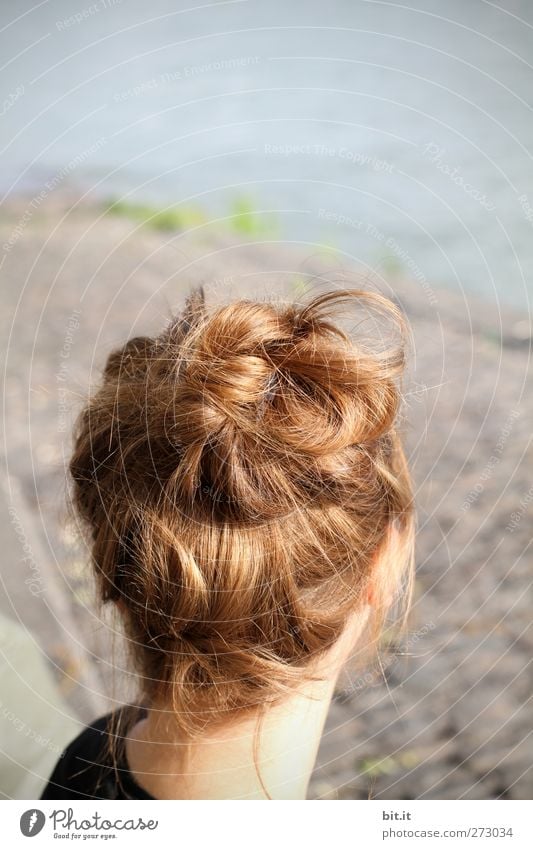 ich hab die Haare schön feminin Junge Frau Jugendliche Kopf Haare & Frisuren Umwelt Natur Wasser Frühling Sommer Klima Schönes Wetter Seeufer Flussufer brünett
