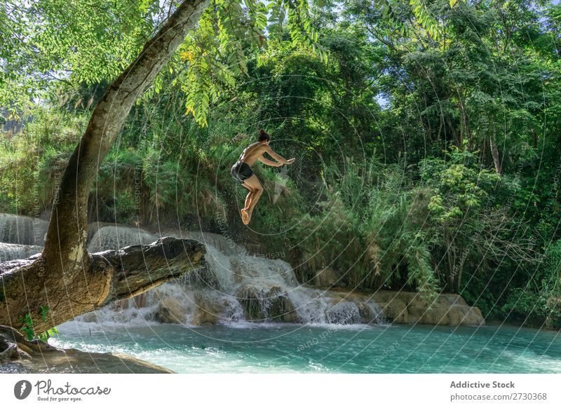 Mann, der in türkisfarbenes Wasser springt. Artist Natur extrem akrobatisch ohne Hemd springen Etage in der Luft See blau Gesundheit Lifestyle Sport