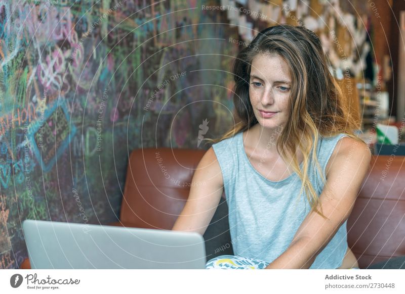 Frau mit Laptop im Café Kaffee Tisch trinken genießend hübsch Jugendliche Dame Mensch Notebook Tasse Telefon Technik & Technologie Lifestyle modern Pause
