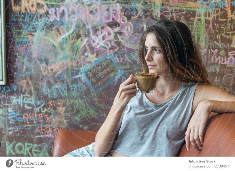 Lächelnde Frau beim Kaffee im Café Tisch trinken genießend Liege Glück hübsch Jugendliche Dame Mensch Notebook Tasse Telefon Technik & Technologie Lifestyle
