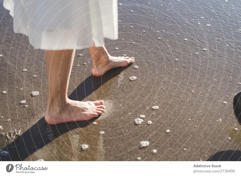 Getreide barfuß Frau, die auf nassem Sand läuft. Braut Barfuß Strand laufen hochzeitlich romantisch Fuß zart Freizeit & Hobby Meer Hochzeit Beautyfotografie