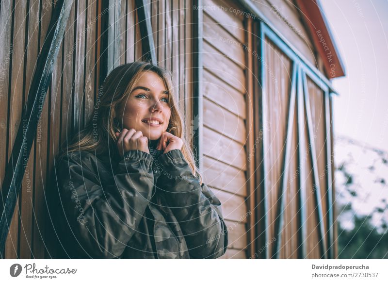 Porträt Junge hübsche Frau im Winter in einer Blockhütte im Schnee Jugendliche Glück Blockhaus Hütte Totholz Holz niedlich blond Nahaufnahme schön Mädchen