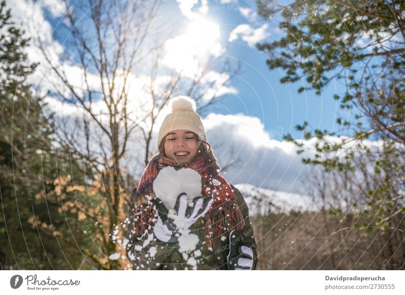 Porträt Junge hübsche Frau beim Genießen und Spielen mit Schnee im Winter genießend Spaß haben Jugendliche Glück blond Nahaufnahme schön Mädchen Kaukasier