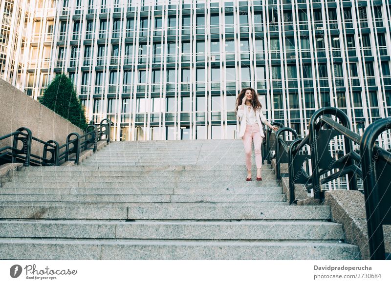 Junge rothaarige Geschäftsfrau, die die Treppe hinaufgeht. Frau Business Technik & Technologie Arbeit & Erwerbstätigkeit laufen Anzug rosa Chef Dame lernen