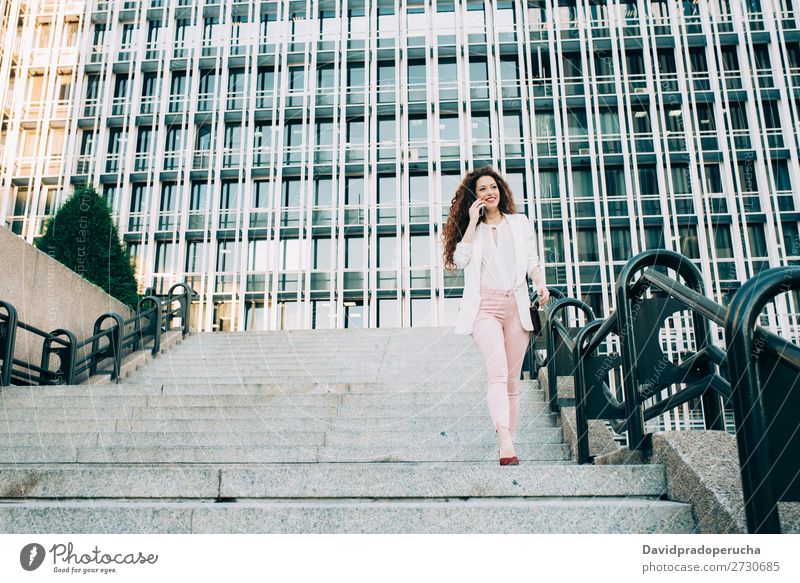 Junge rothaarige Geschäftsfrau, die die Treppe hinaufgeht. Frau Business Technik & Technologie Arbeit & Erwerbstätigkeit laufen Anzug rosa Chef Dame lernen