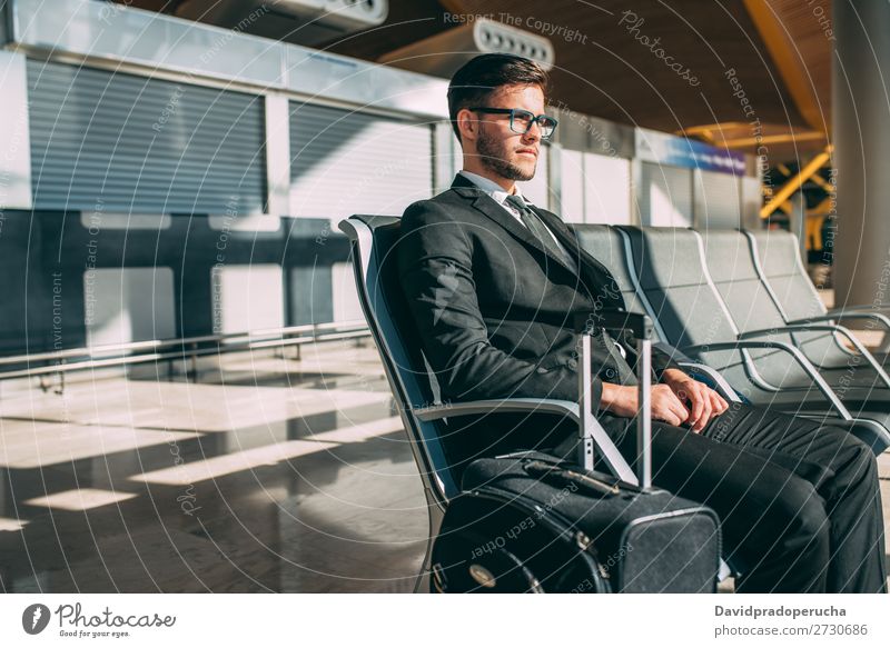 Junger Geschäftsmann am Flughafen, der auf den Flug wartet. Lifestyle Ferien & Urlaub & Reisen Ausflug Arbeit & Erwerbstätigkeit Business Mensch Mann Erwachsene
