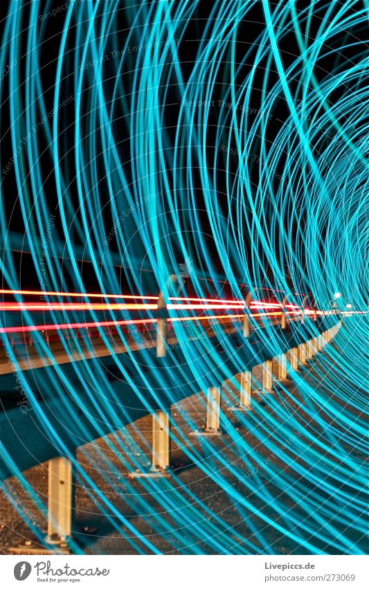 Nachts auf der Brücke Verkehr Verkehrswege Straßenverkehr Autofahren Fahrzeug PKW leuchten blau Farbfoto Außenaufnahme Kunstlicht Licht Lichterscheinung