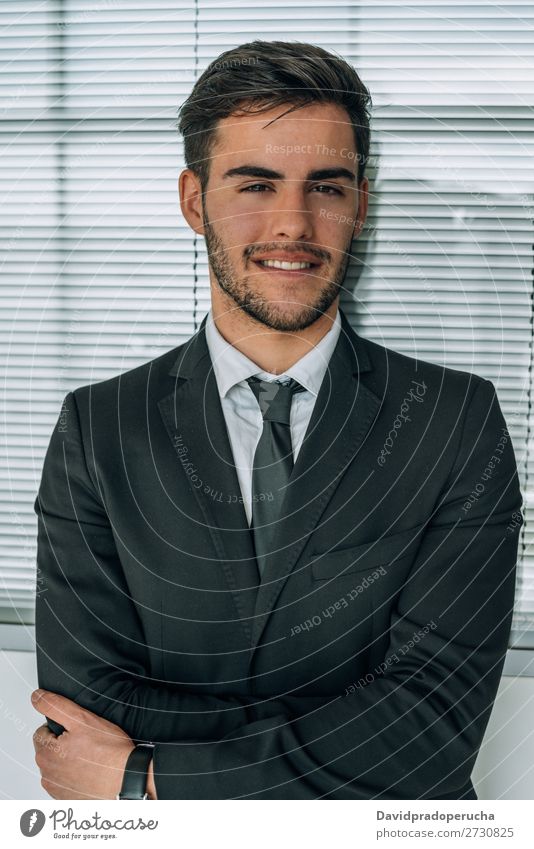Porträt eines jungen Geschäftsmannes, der am Flughafen mit Anzug lächelt. Nahaufnahme Jugendliche Mann stehen vereinzelt Lächeln warten Ferien & Urlaub & Reisen