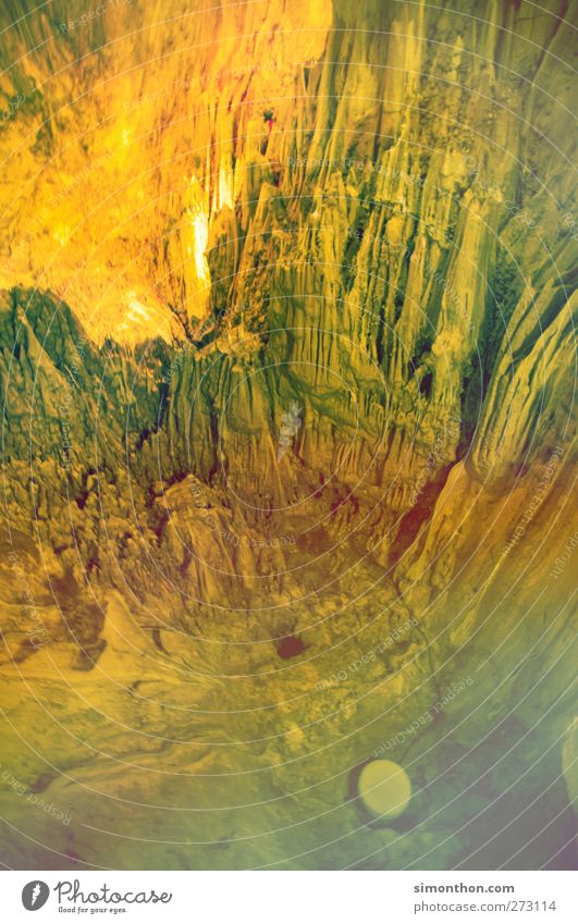 höhle Umwelt Natur Landschaft Urelemente Erde Felsen Berge u. Gebirge Vulkan Schlucht skurril Höhle Farbe gelb grün Innerhalb (Position) Strukturen & Formen