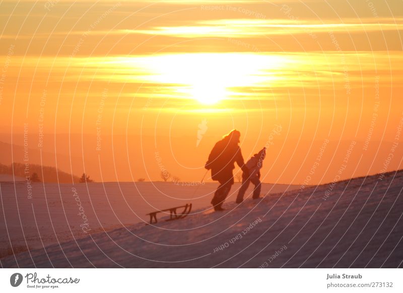 Bergauf Schlitten Rodeln Mensch Kind Frau Erwachsene 2 laufen Farbfoto Außenaufnahme Textfreiraum oben Abend Dämmerung Sonnenaufgang Sonnenuntergang aufwärts