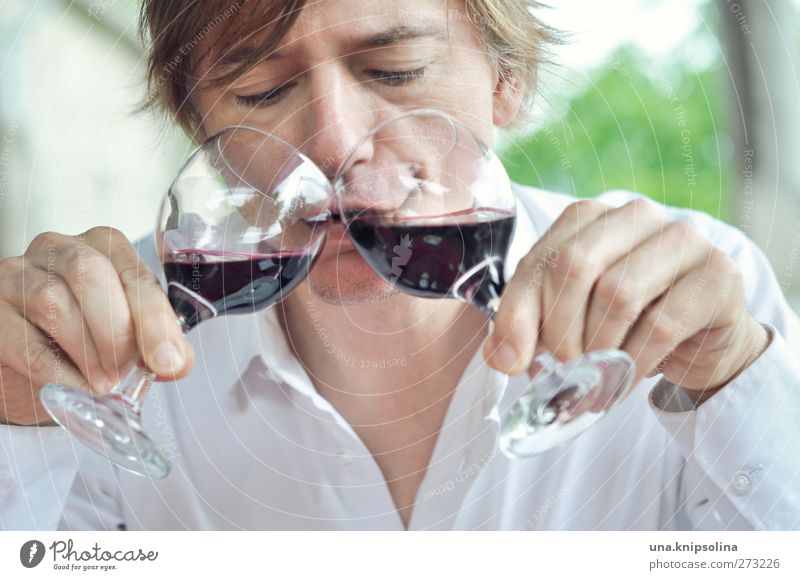 trinken für den weltfrieden und auf almo! Getränk Alkohol Wein Rotwein Glas maskulin Mann Erwachsene 1 Mensch 30-45 Jahre Hemd blond festhalten Fröhlichkeit