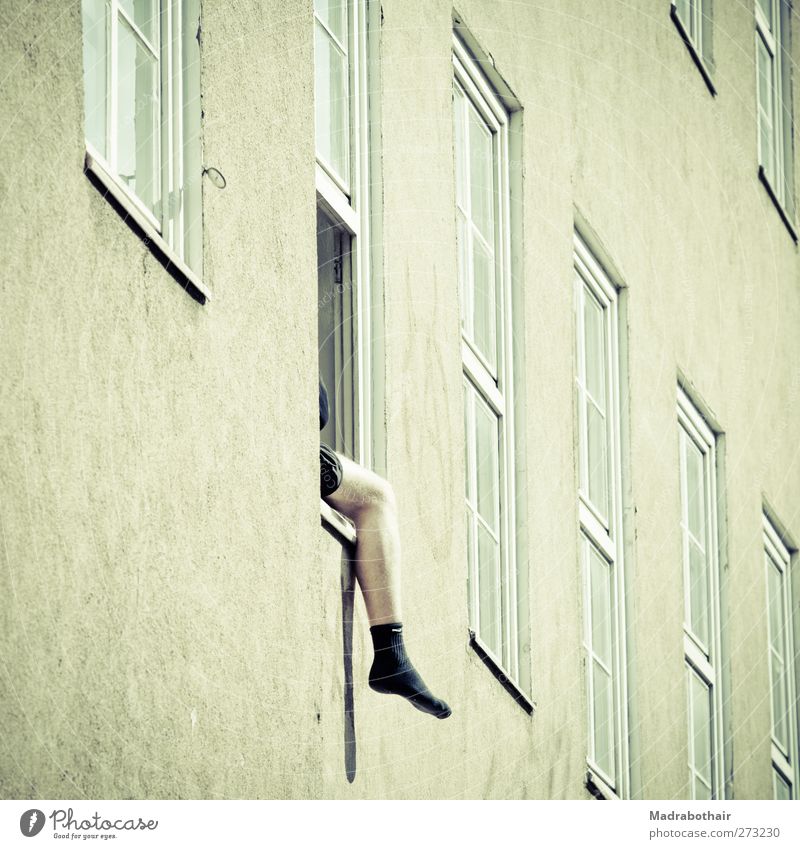 Studentenleben Mensch maskulin Junger Mann Jugendliche Beine Fuß 1 18-30 Jahre Erwachsene Göttingen Stadtzentrum Haus Mauer Wand Fassade Fenster Strümpfe