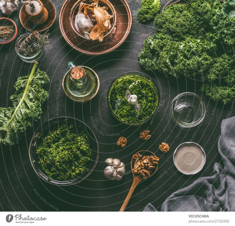 Grünkohl Pesto Zubereiten Lebensmittel Gemüse Ernährung Bioprodukte Vegetarische Ernährung Diät Geschirr Stil Design Gesundheit Gesunde Ernährung Winter Tisch
