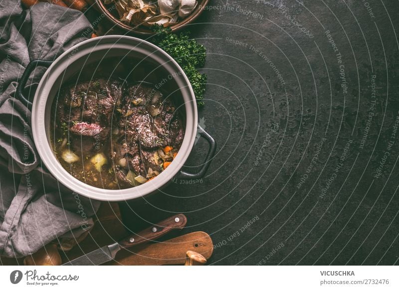 Langsam gekochter Fleisch im Kochtopf aus Gusseisen Lebensmittel Gemüse Suppe Eintopf Ernährung Bioprodukte Geschirr Topf Winter Design Hintergrundbild