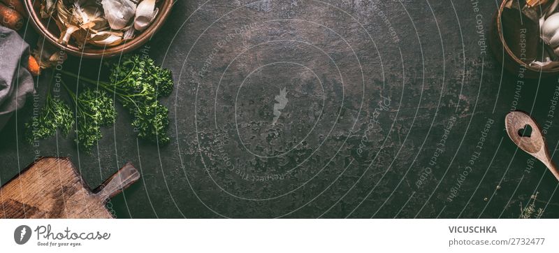 Rustikaler Küchentisch Hintergrund mit Holzbrett und Kochlöffel Lebensmittel Ernährung Geschirr kaufen Stil Design Tisch Restaurant Fahne Hintergrundbild