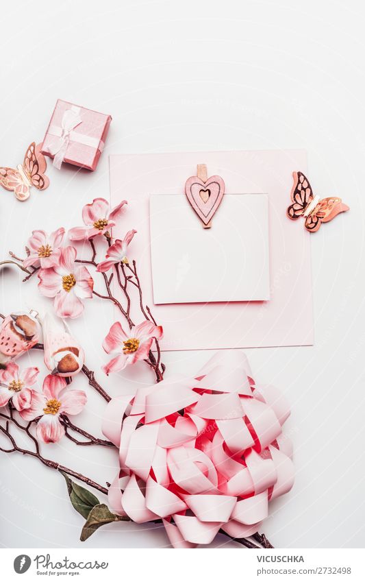 Rosa Blumen mit Geschenk und Karte Lifestyle Stil Design Freude schön Tisch Party Feste & Feiern Valentinstag Muttertag Hochzeit Geburtstag