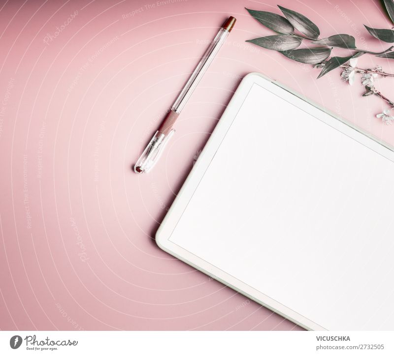 Tablet PC mit leeren Bildschirm auf rosa Hintergrund Design Schreibtisch Business Notebook Technik & Technologie Telekommunikation Internet feminin Mode trendy