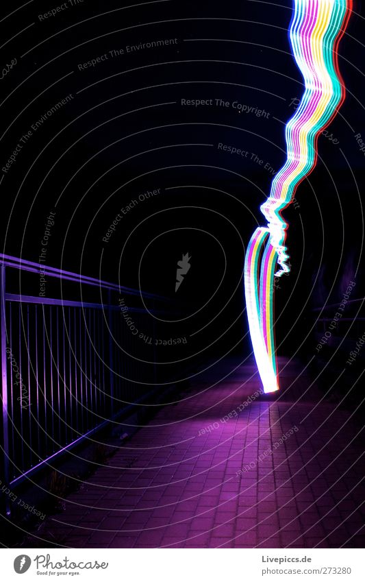 UFO aus Licht Kunst Maler Brücke Verkehr Verkehrswege Fußgänger Wege & Pfade leuchten violett rosa Lichtspiel Farbfoto Außenaufnahme Nacht Kunstlicht