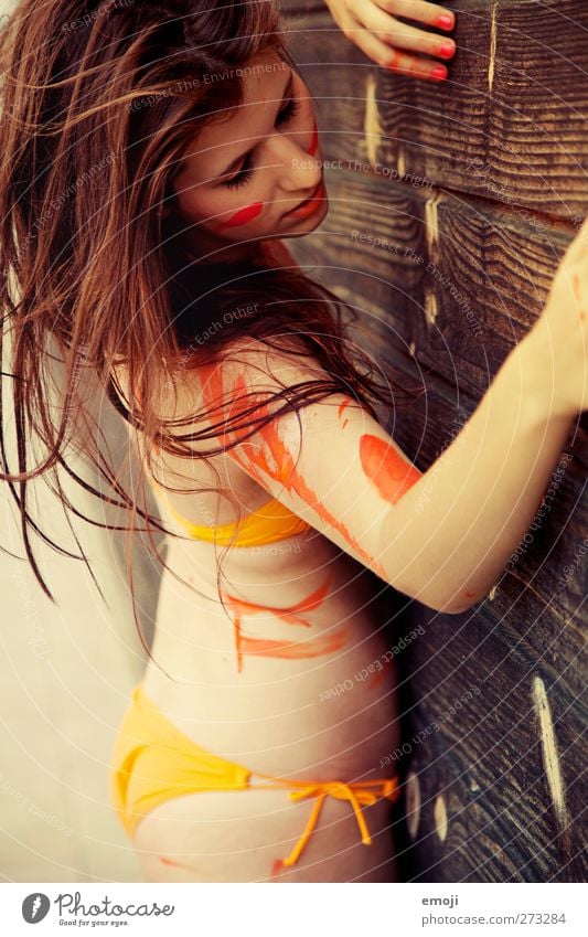 oranje feminin Junge Frau Jugendliche 1 Mensch 18-30 Jahre Erwachsene Kunst Bikini brünett schön orange Körpermalerei Farbe Frauenoberkörper langhaarig