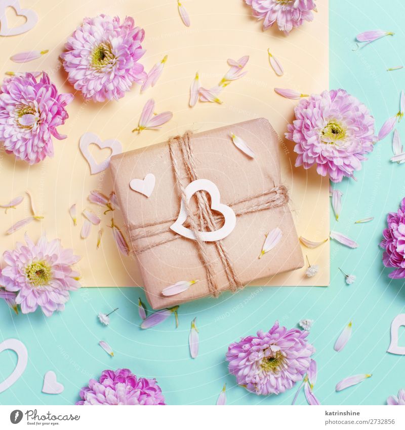 Blumenkomposition mit Herzen und Geschenkbox Design Dekoration & Verzierung Hochzeit Frau Erwachsene Mutter Kunst oben gelb rosa Kreativität Hintergrund