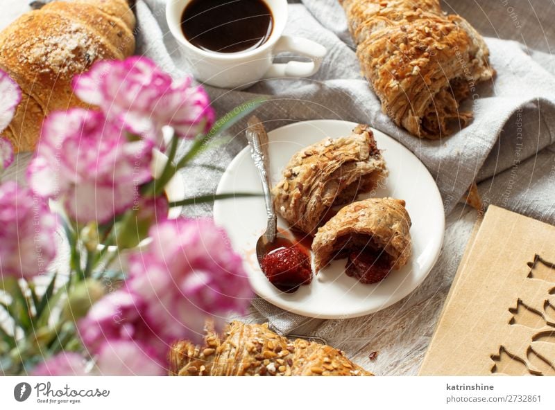 Frühstück mit Kaffee und Croissant Brot Dessert Getränk Espresso Löffel Tisch Valentinstag Frau Erwachsene Blume frisch lecker braun weiß Tradition Hintergrund