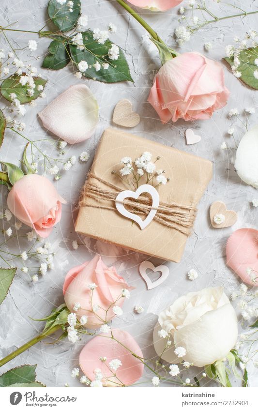 Geschenkbox mit Rosen und kleinen weißen Blumen schön Dekoration & Verzierung Valentinstag Hochzeit Handwerk Frau Erwachsene Blüte Holz Herz oben grau