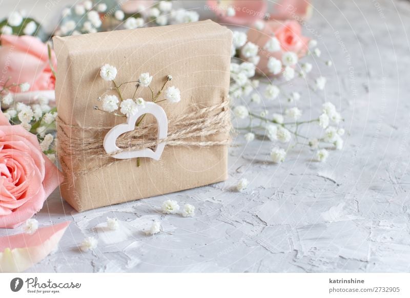 Geschenkboxen mit kleinen weißen Blumen und Herzen schön Dekoration & Verzierung Valentinstag Hochzeit Handwerk Frau Erwachsene Blüte Holz grau Gypsophila