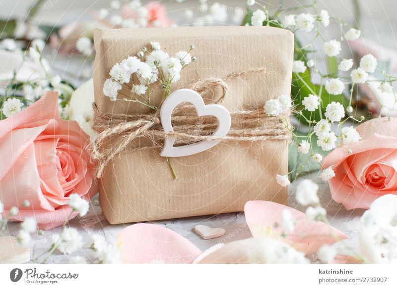 Geschenkbox mit Rosen und kleinen weißen Blumen schön Dekoration & Verzierung Valentinstag Hochzeit Handwerk Frau Erwachsene Blüte Holz Herz grau Gypsophila