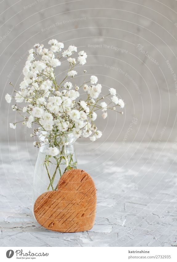 Blumenstrauß aus kleinen weißen Blumen und Holzherzen Flasche schön Dekoration & Verzierung Valentinstag Hochzeit Frau Erwachsene Mutter Blüte Herz grau