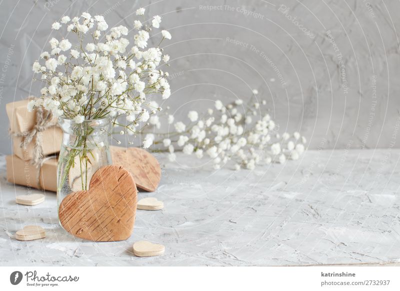 Blumenstrauß aus kleinen weißen Blumen und Holzherzen Flasche schön Dekoration & Verzierung Valentinstag Hochzeit Handwerk Frau Erwachsene Blüte Herz grau