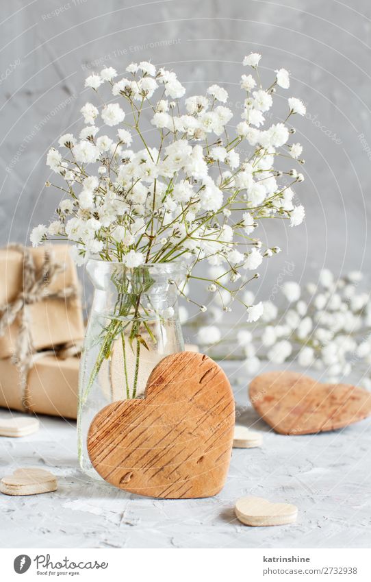 Blumenstrauß aus kleinen weißen Blumen und Holzherzen Flasche schön Dekoration & Verzierung Valentinstag Hochzeit Handwerk Frau Erwachsene Blüte Herz grau