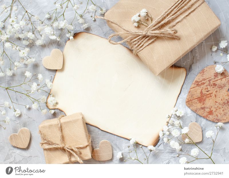 Geschenkboxen mit kleinen weißen Blumen und Herzen schön Dekoration & Verzierung Valentinstag Hochzeit Handwerk Frau Erwachsene Blüte Papier Holz oben grau