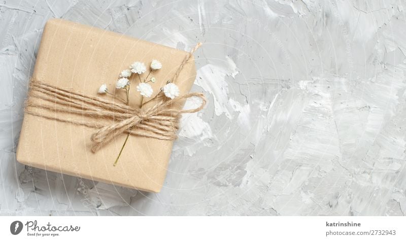 Geschenkboxen mit kleinen weißen Blumen schön Dekoration & Verzierung Valentinstag Hochzeit Handwerk Frau Erwachsene Mutter Blüte Holz oben grau Gypsophila