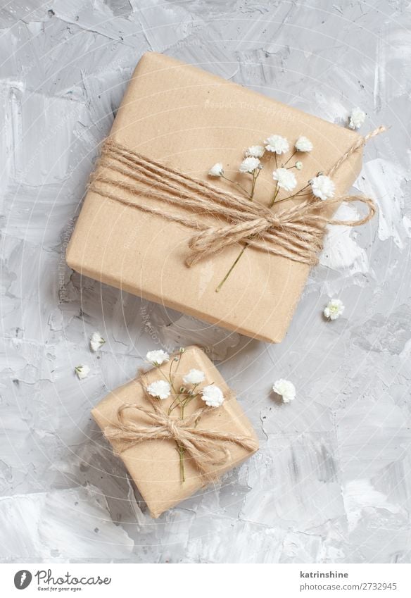 Geschenkboxen mit kleinen weißen Blumen schön Dekoration & Verzierung Valentinstag Hochzeit Geburtstag Handwerk Frau Erwachsene Blüte Holz oben grau Gypsophila