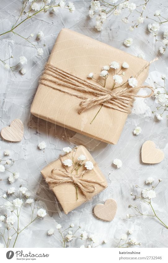 Geschenkboxen mit kleinen weißen Blumen und Herzen schön Dekoration & Verzierung Valentinstag Hochzeit Handwerk Frau Erwachsene Blüte Holz oben grau Gypsophila