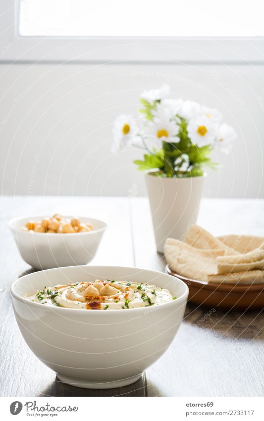 Hummus in der Schüssel und Pita-Brot auf Holz Lebensmittel Gesunde Ernährung Foodfotografie Speise Kichererbsen Koriander Zitrone Olivenöl Vegane Ernährung